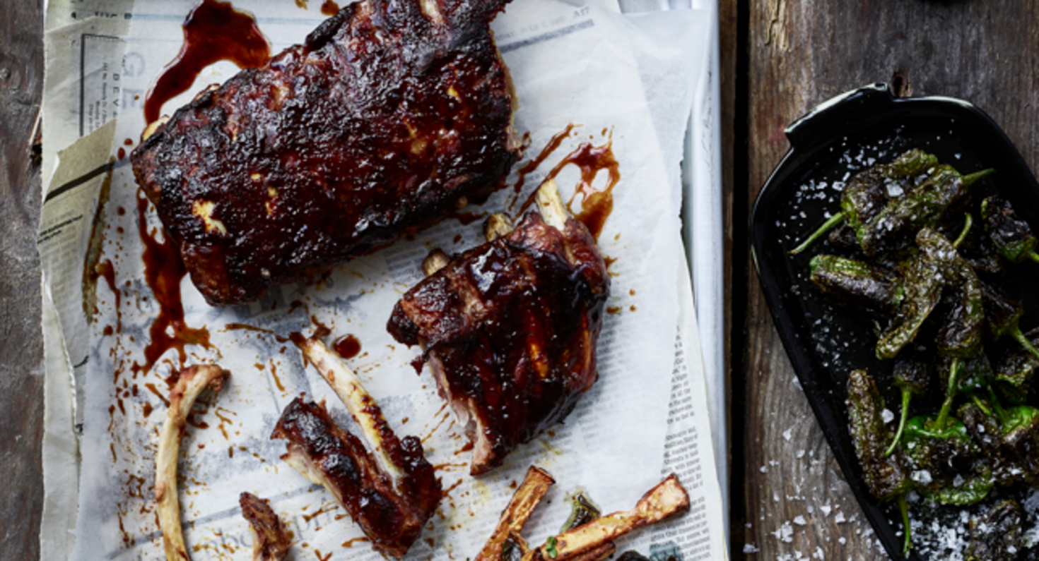 Revbensspjäll med BBQ-sås, stekta selleristavar, oregano och små gröna paprikor