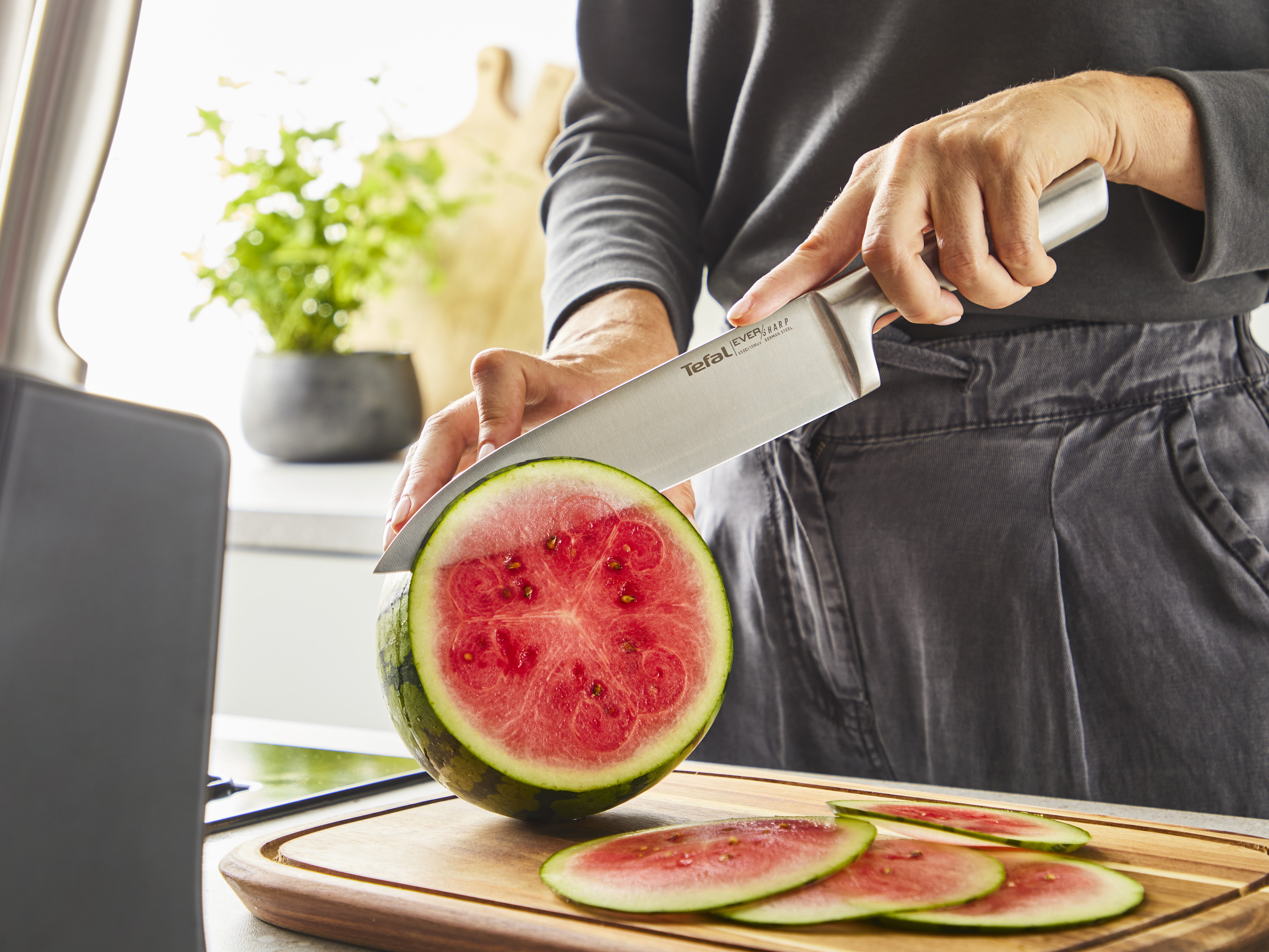 Vårt patenterade slipningssystem är integrerat i blocket och styr bladet perfekt och slipar det med rätt tryck.