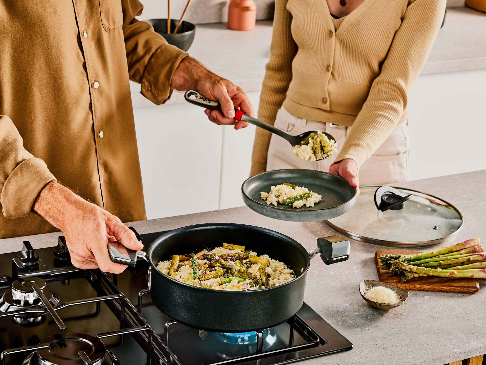 Traktörpannan är en blandning av en traditionell stekpanna och kastrull; bred med raka kanter och lock. För stekning, sjudning & kokning. 