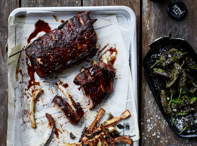 Revbensspjäll med BBQ-sås, stekta selleristavar, oregano och små gröna paprikor