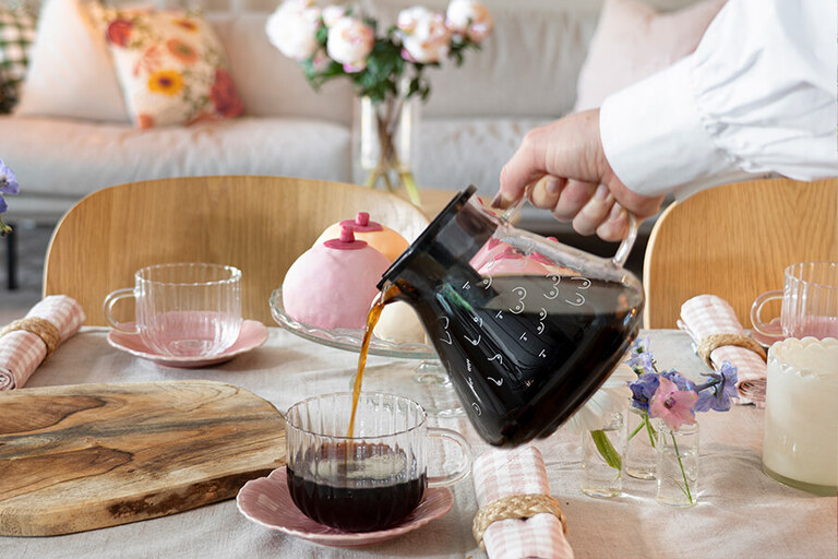 Genom att blötlägga det malda kaffet