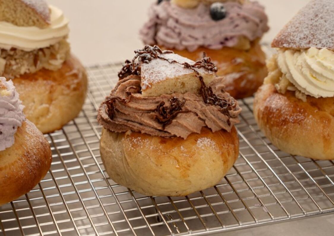 Semlor med Nutellagrädde och chokladbitar