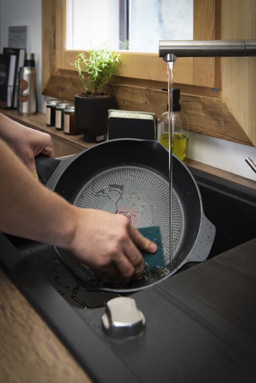 Skötsel och rengöring för lång hållbarhet - Hur diskar man en gjuten aluminiumpanna?