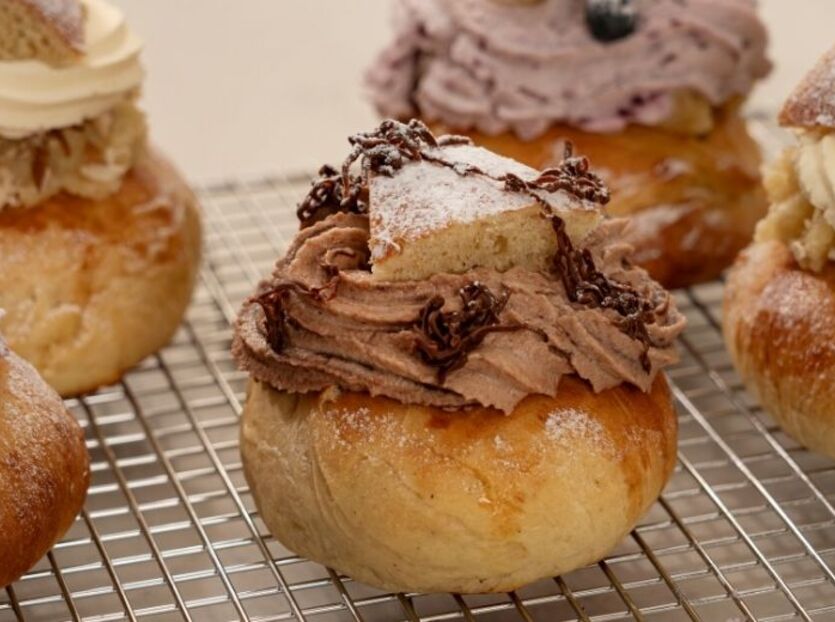 Semlor med nutellagrädde och hackad choklad