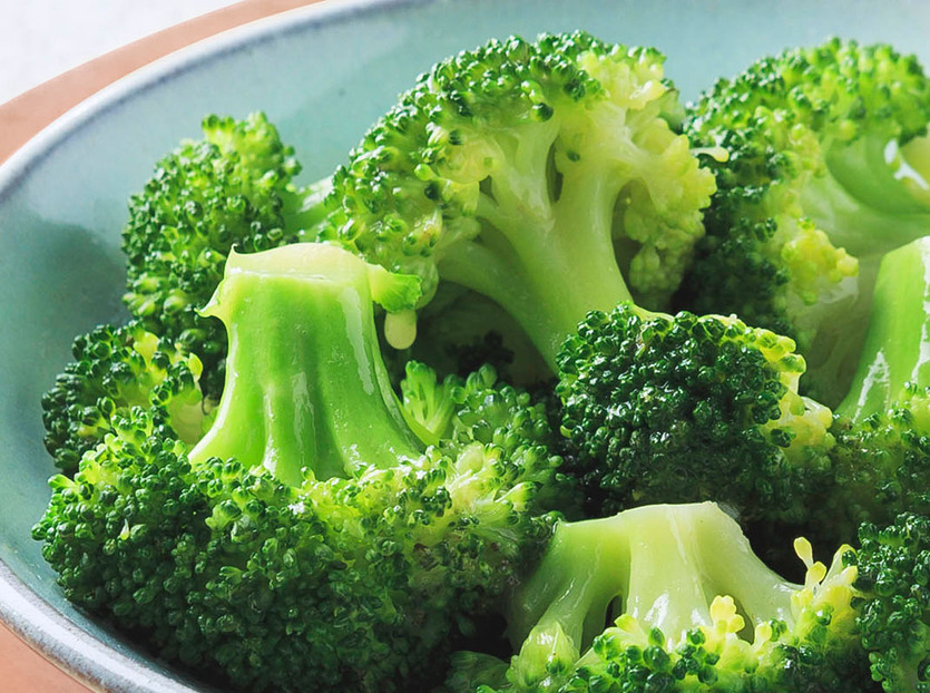 Ångkokt broccoli med vitlök och citrus