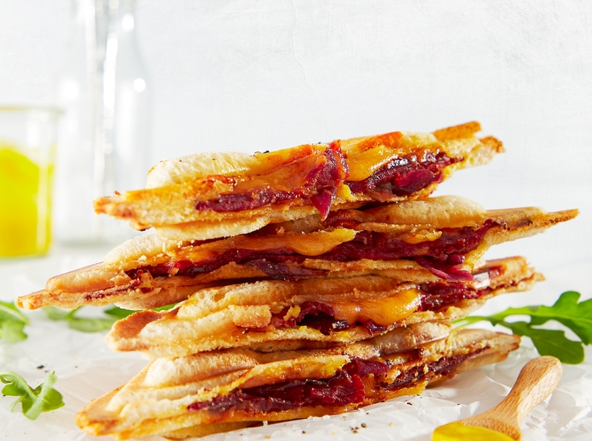 Grillad Toast med Pastrami och Cheddar