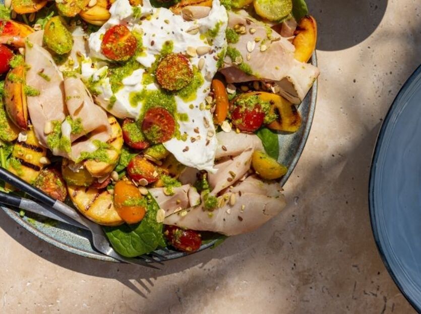 Sallad med grillad persika, burrata och prosciutto