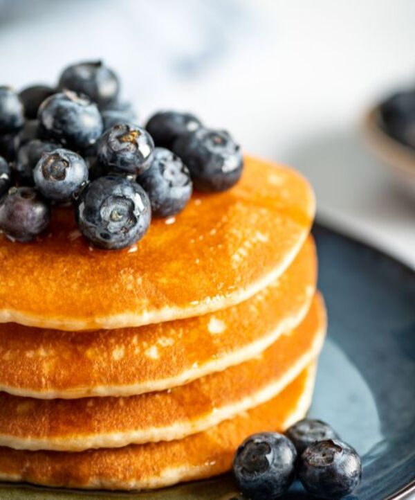 Amerikanska pannkakor till brunch? Testa toppings som lönnsirap, cachewnötter, blåbär och banan. Eller slå på stort med en fräsh fruksallad!