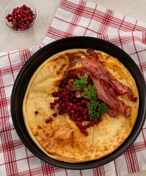 Matigare toppings vara: Bacon och rårörda lingon, stuvade eller stekta champinjoner med stekt lök eller fetaost och spenat