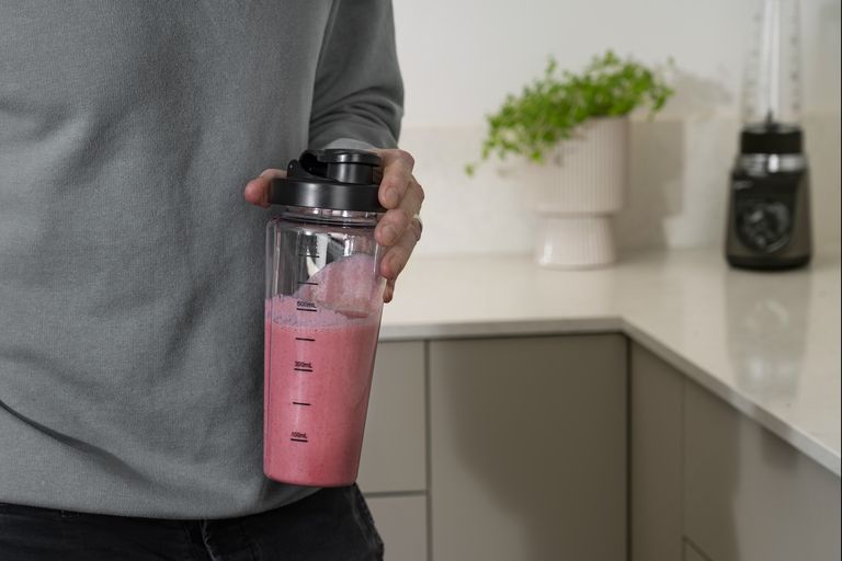 Du mixar direkt i den medföljande 700 ml flaskan,