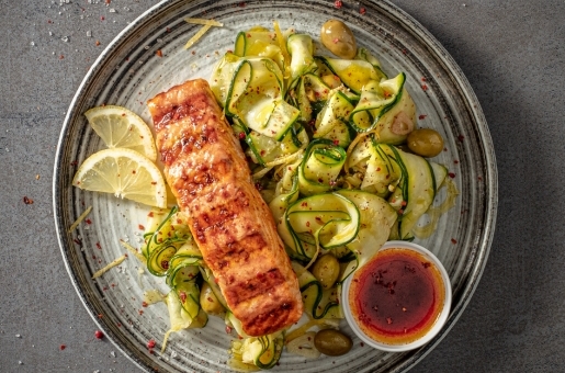 Grillad lax med vitlöksfräst zucchinipasta