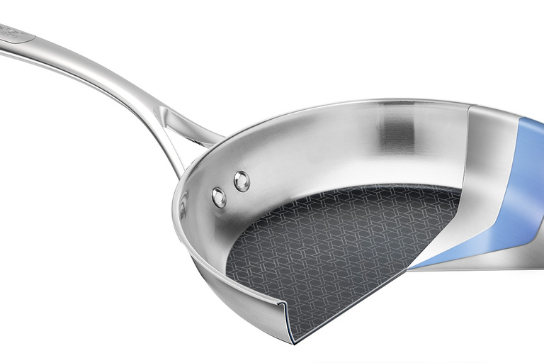 Eternal Mesh stekpannorna har en trebottens konstruktion av rostfritt 