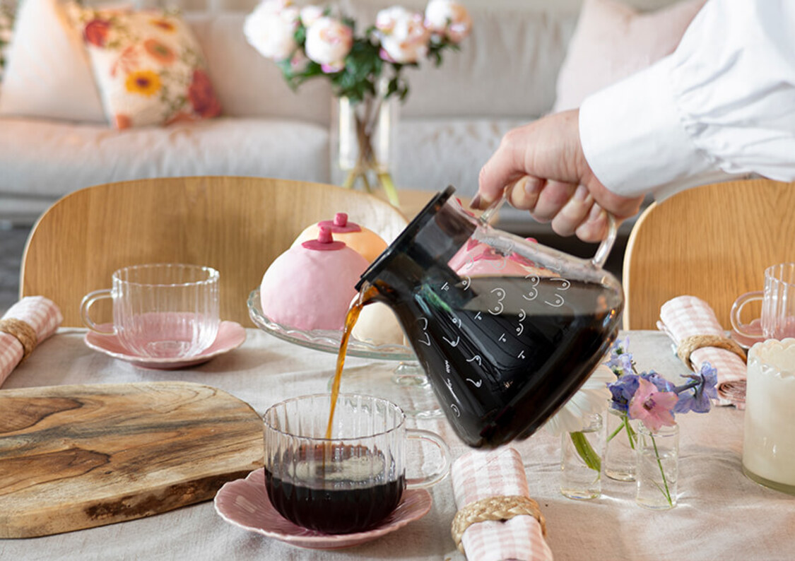 Genom att blötlägga det malda kaffet