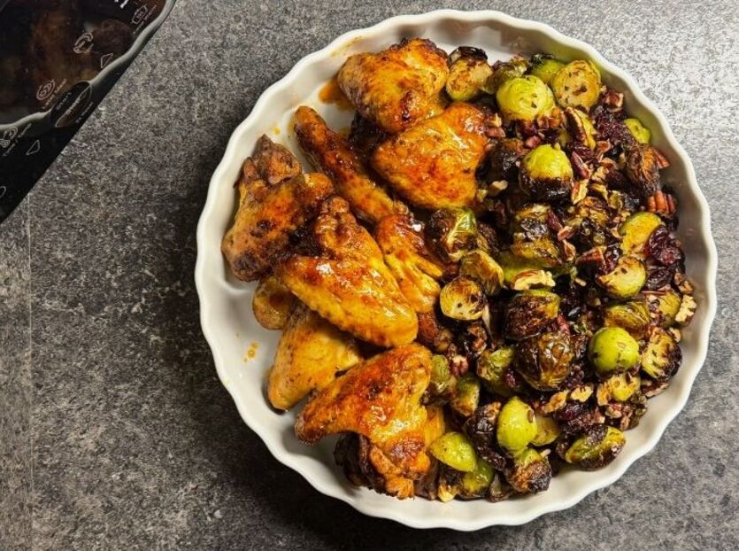 Kryddiga juliga kycklingklubbor med krispig brysselkål, tranbär och pekannötter