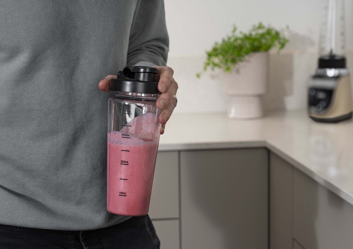 Du mixar direkt i den medföljande 700 ml flaskan,