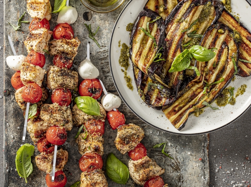 Kycklingspett caprese med grillad aubergine och pesto