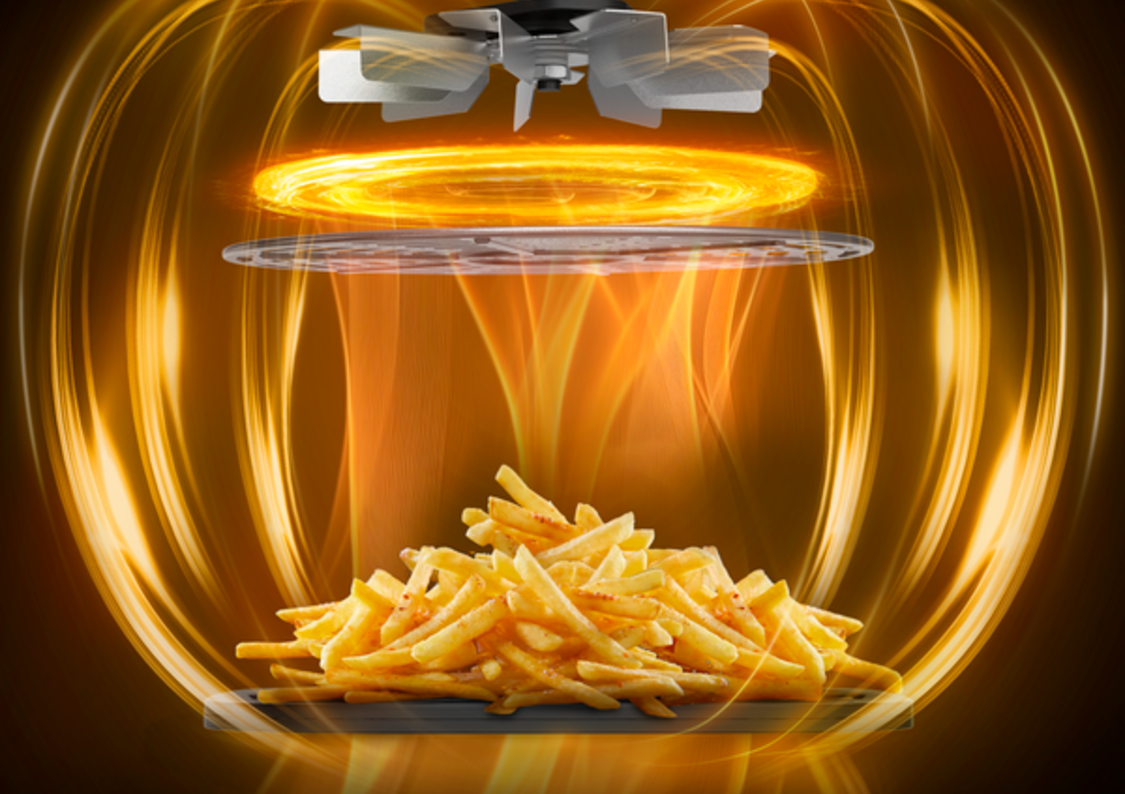 En airfryer tillagar mat genom att