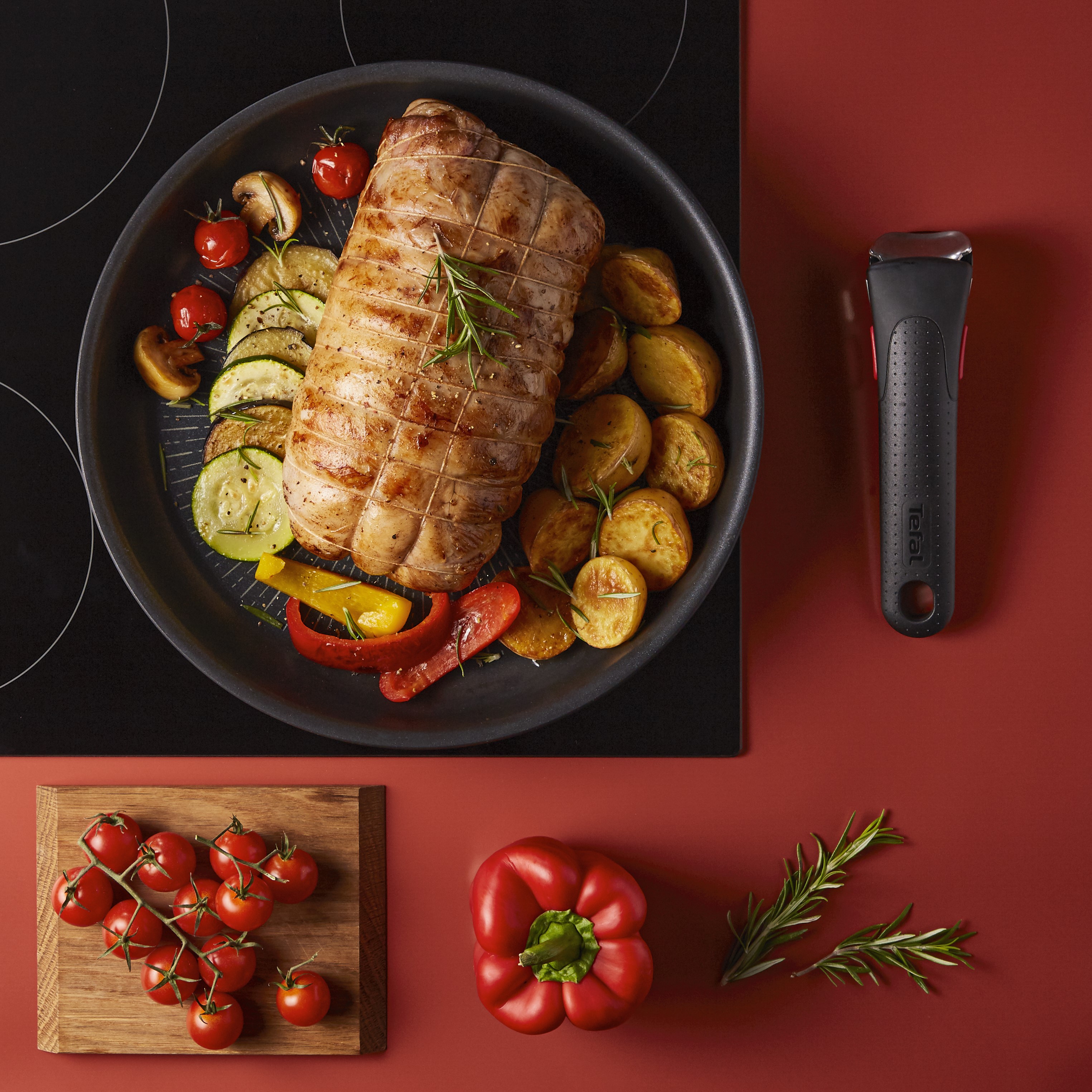 Non-stick aluminium beläggning som kräver lite fett /olja. Maten fastnar sällan och lätt i vikt.