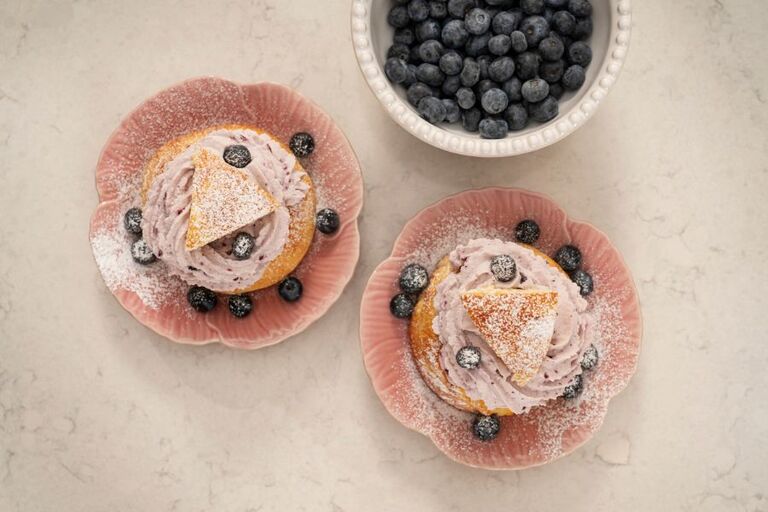 Semlor med blåbärsgrädde