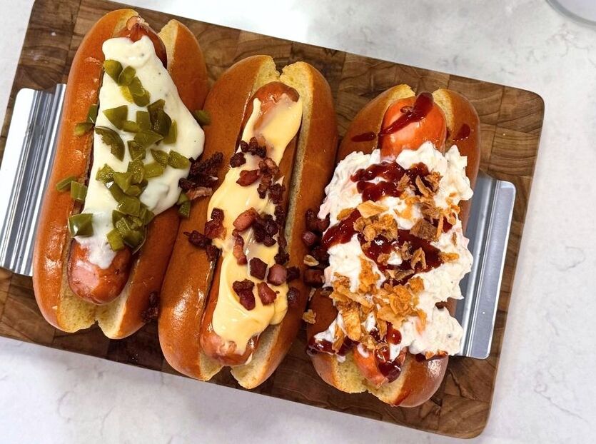 Tre olika toppings till hot dogs
