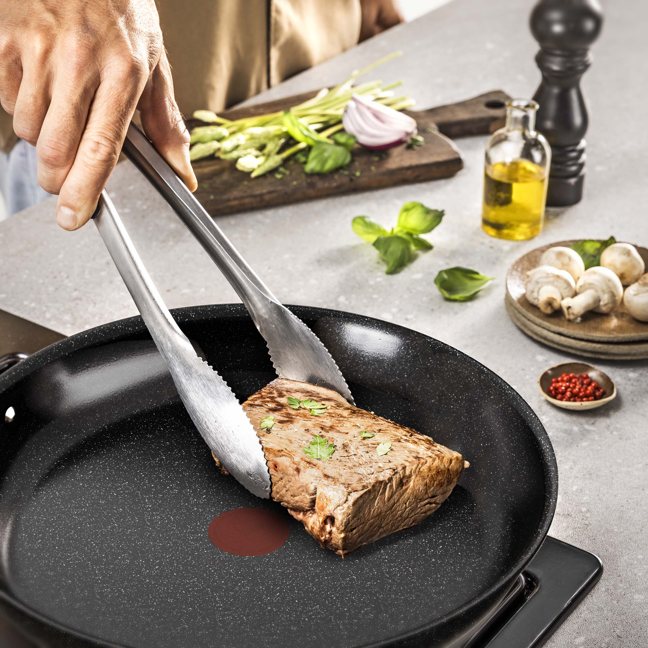 Stekpannan har bred botten och medelhöga kanter och är den optimala allround pannan för att steka kött, fisk och grönsaker.