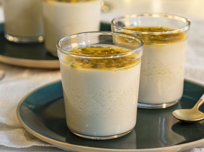 Vit chokladmousse med mango och kokos