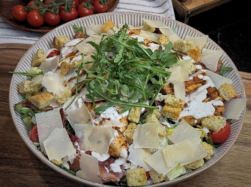 Ceasarsallad med grillad kyckling och bacon