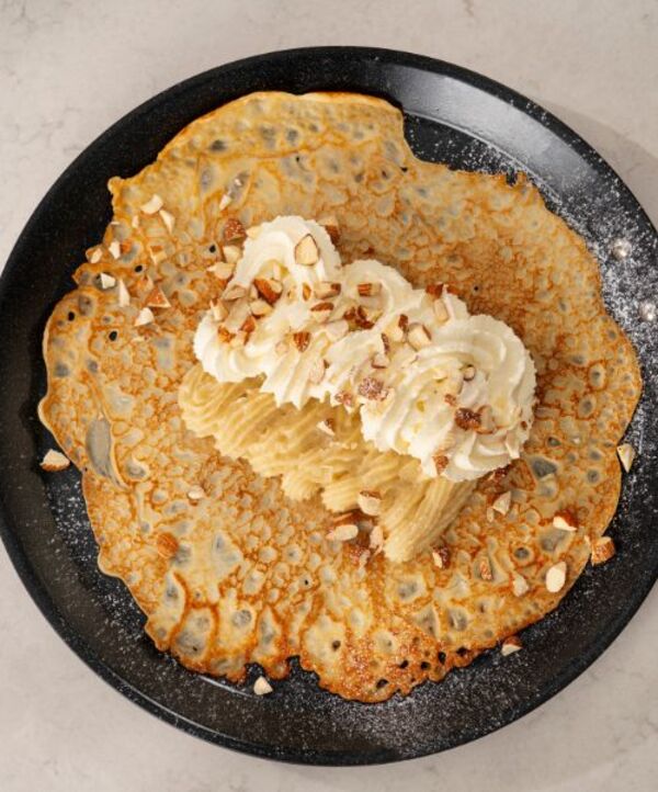 Testa den omtalade pannkakssemlan, en tunn pannkaka toppad med både vispad grädde och uppvispad mandelmassa. Vik ihop, ta en tugga och njut!