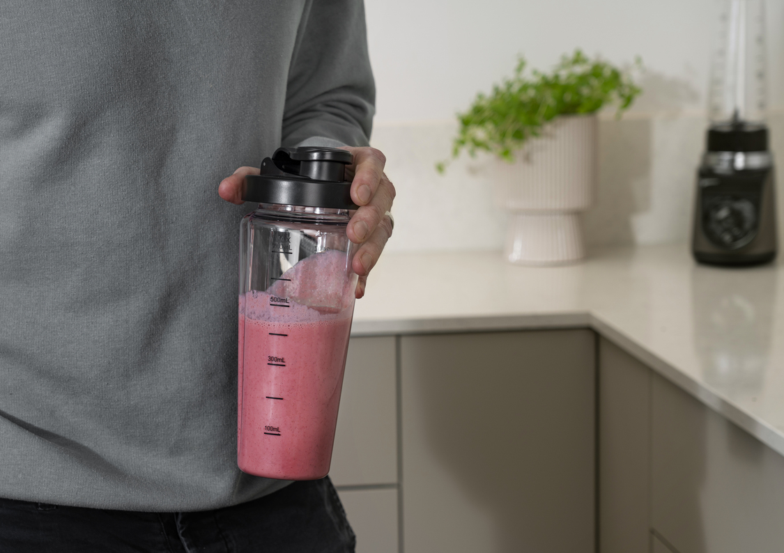 Du mixar direkt i den medföljande 700 ml flaskan,