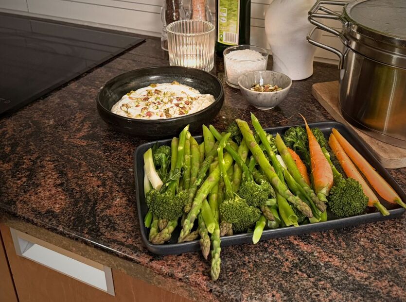 Ångkokta grönsaker med en smakrik och krämig dipp