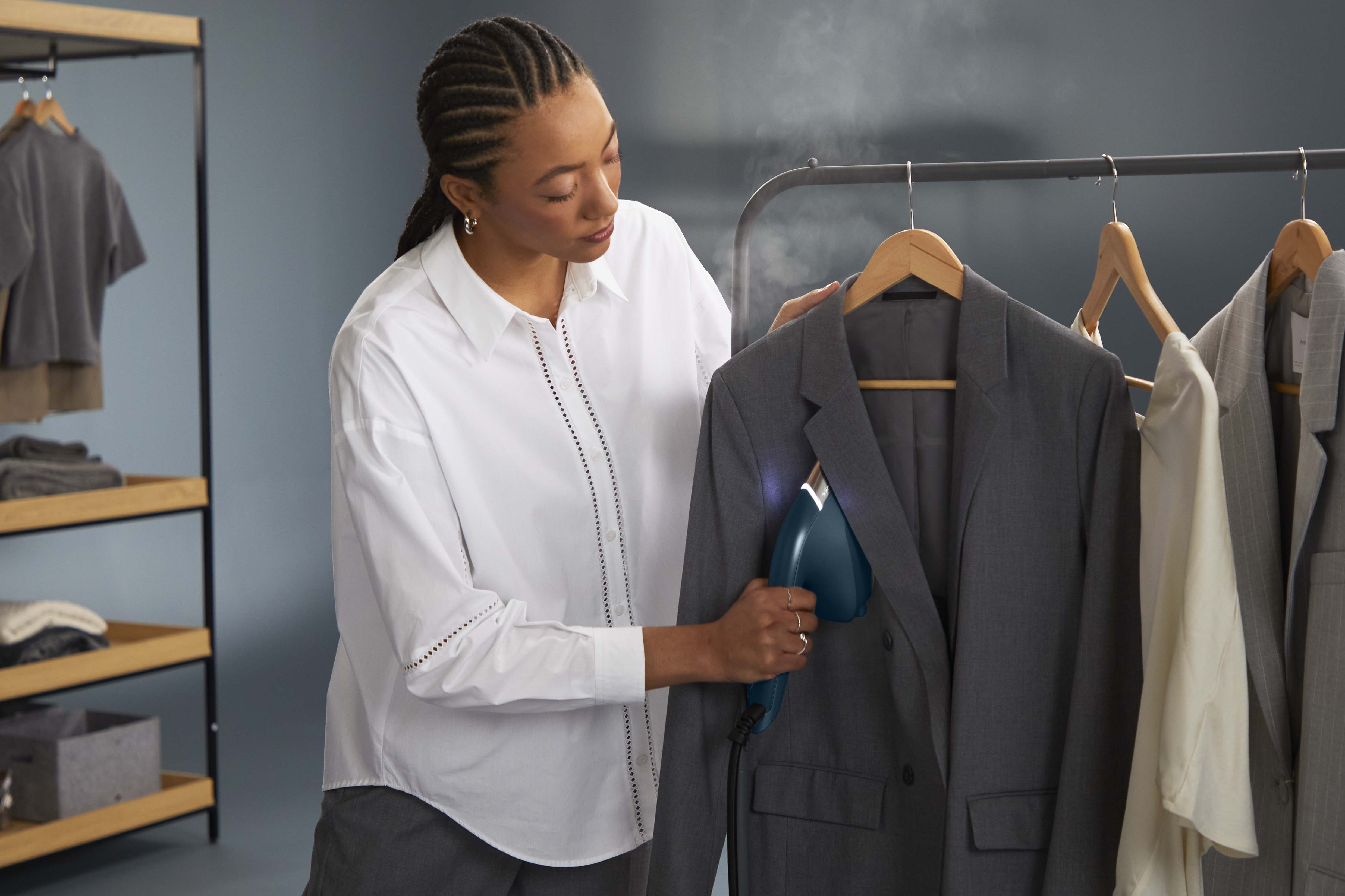 6. Vira skjortan så bakstycket ligger plant med oket vid brädans spets och stryk uppifrån.