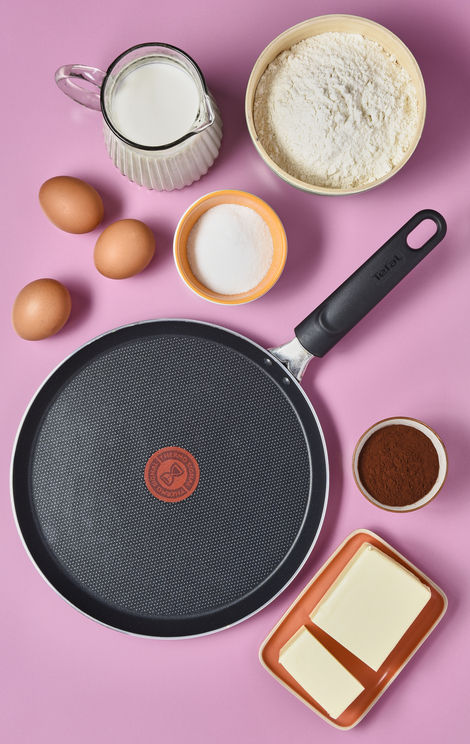 Pannkakspannan har en låg kant och plan botten utformad för vända pannkakor. 