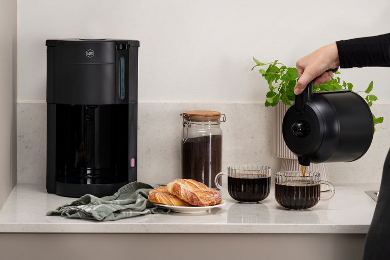 Termoskanna i kaffebryggare håller
