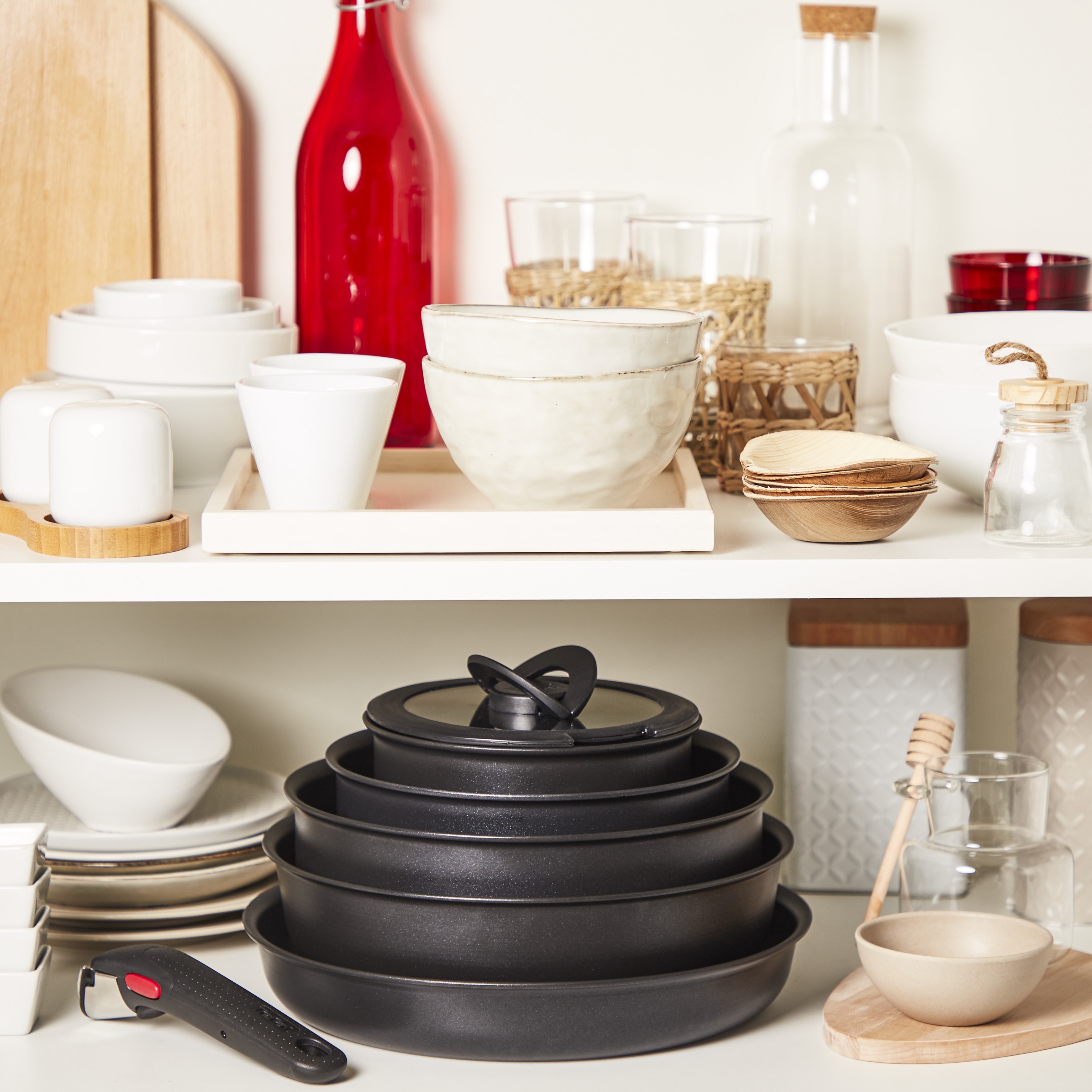 Stapelbar för enkel förvaring i köksskåp