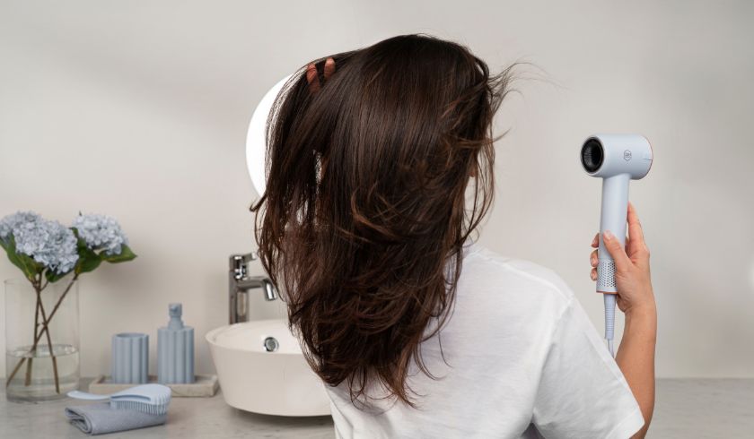 Föna håret nästan torrt