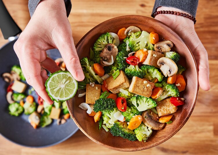Vilka rätter är typiska för matlagning med en wok?