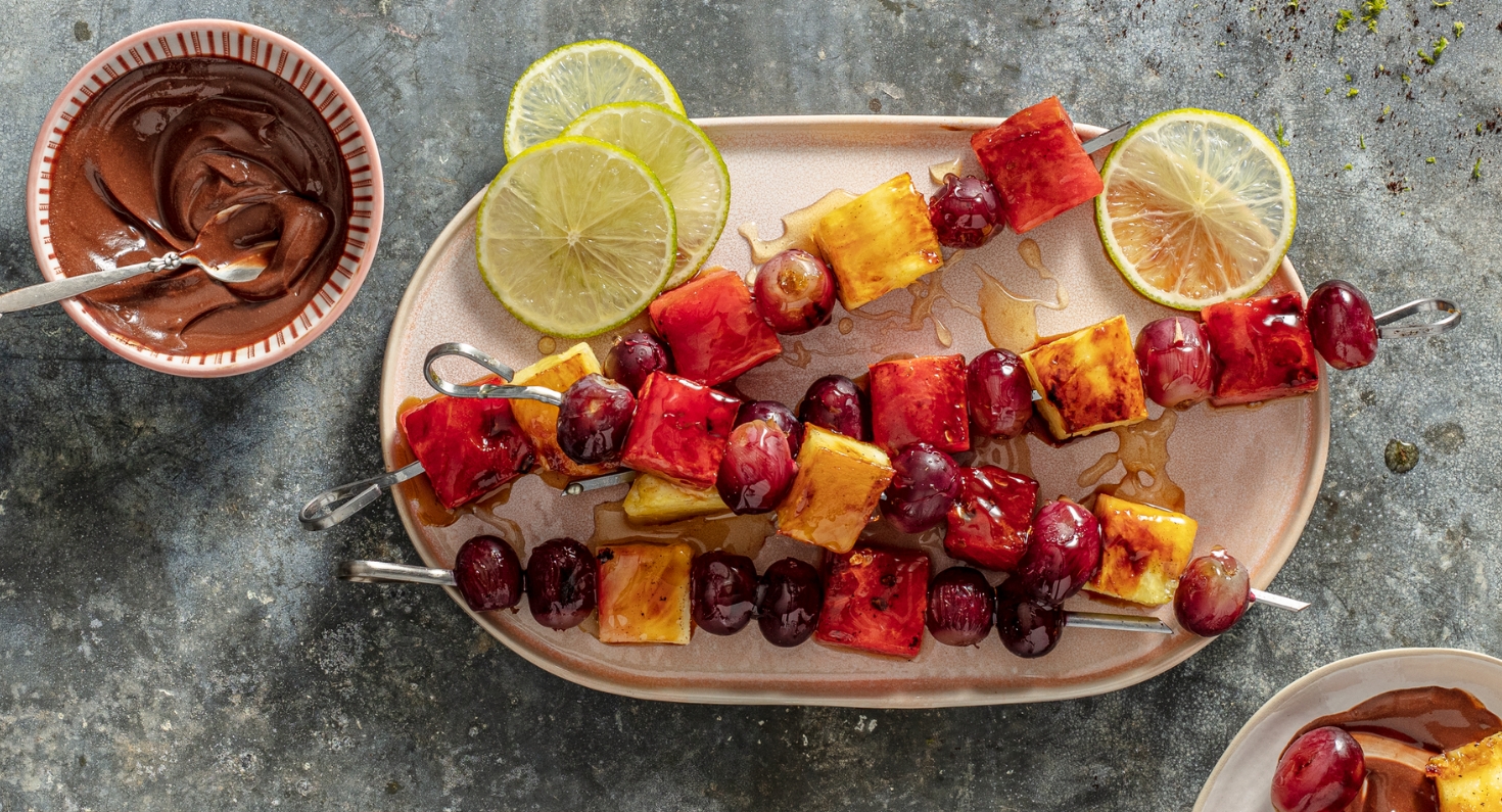 Grillade fruktspett med chokladsås