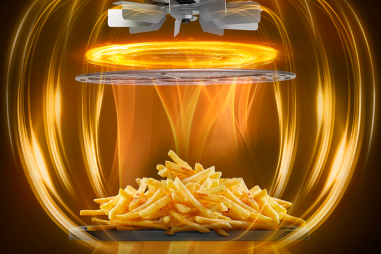 En airfryer tillagar mat genom att