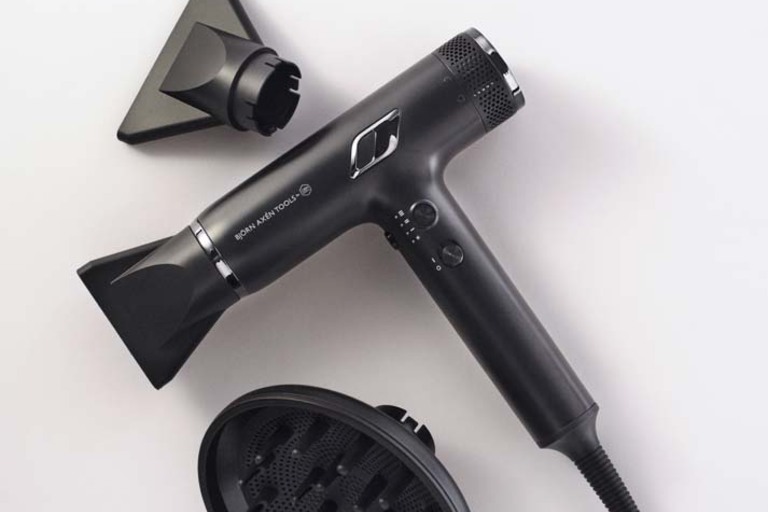 Den inkluderar tre mångsidiga tillbehör för att tillgodose olika stylingbehov: