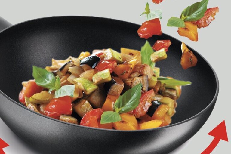 Vad är skillnaden mellan en wok och en traktörpanna?