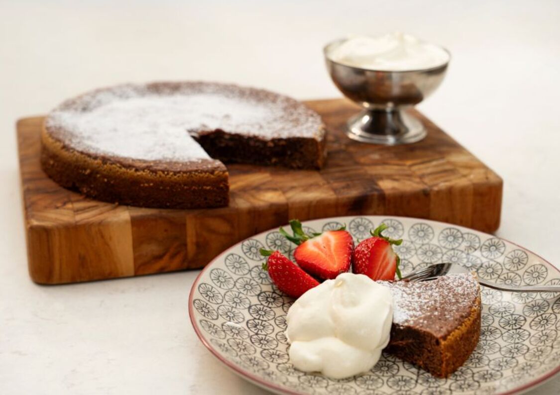 En klassisk kladdkaka är en riktig favorit som är lika enkel att baka som den är god att äta. 