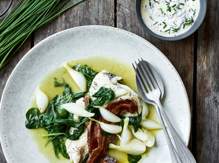 Rödspätta med spenat, silverlök och bacon