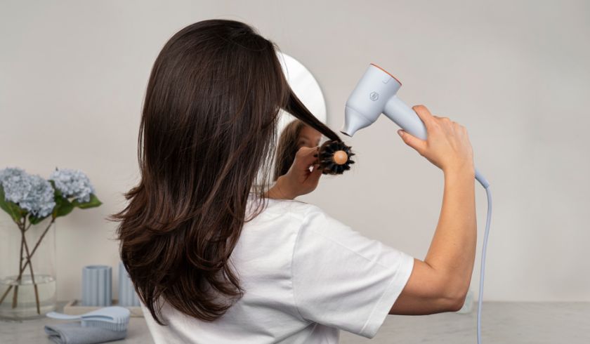 Sätt på munstycket och föna med rundborste