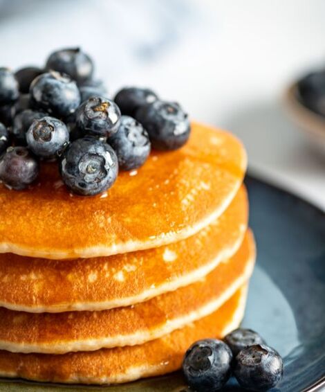 Amerikanska pannkakor till brunch? Testa toppings som lönnsirap, cachewnötter, blåbär och banan. Eller slå på stort med en fräsh fruksallad!