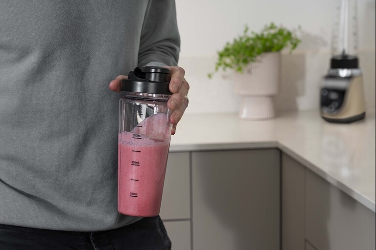 Du mixar direkt i den medföljande 700 ml flaskan,