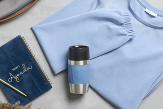 Travel mug öppnas och stängs med en knapptryckning