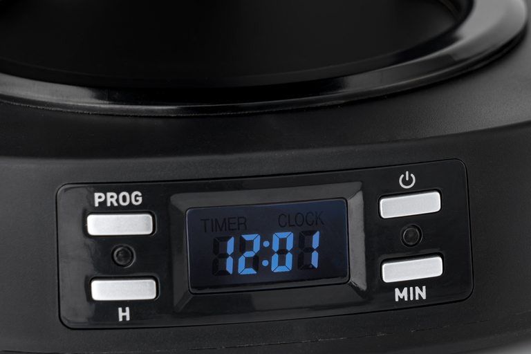 Du kan enkelt ställa in tiden när du vill att kaffet ska börja bryggas