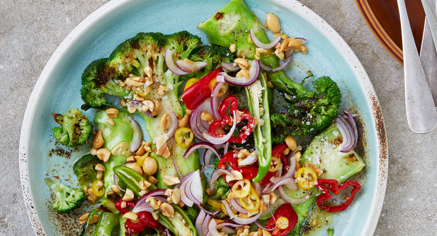 Grillad broccoli med jordnötter och chilisalsa