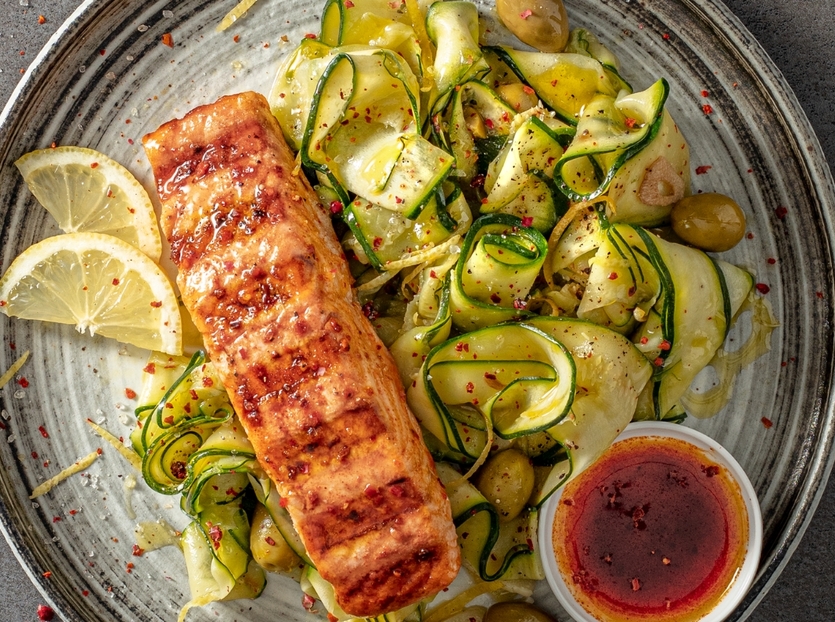 Grillad lax med vitlöksfräst zucchinipasta
