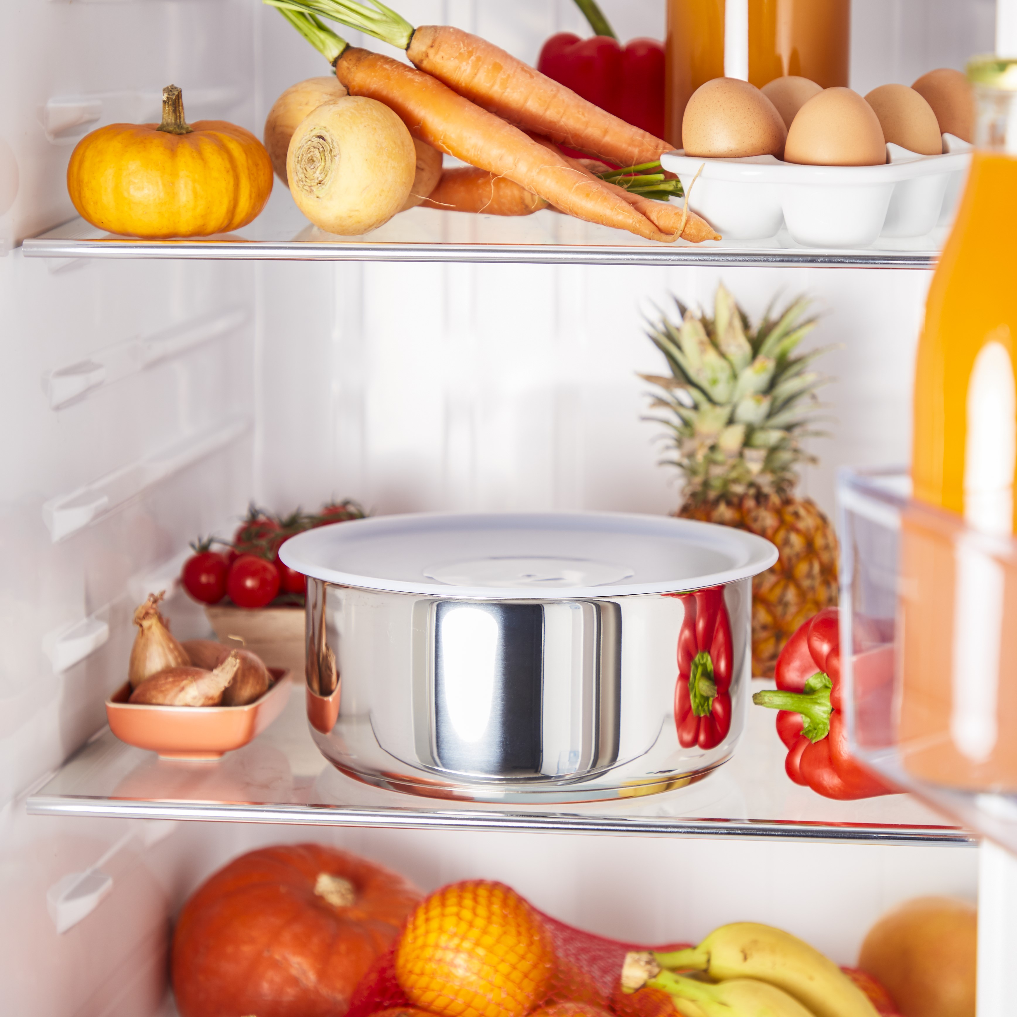 Rostfritt stål är mycket tålig och kan användas med metallredskap. Perfekt för höga temperaturer